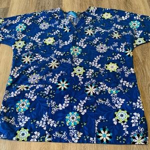 H.Q Scrub top XS Cute blue and white flower patterns.